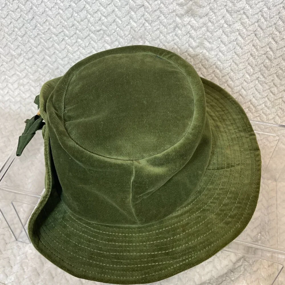 Vintage Mr. John Deb-Teen Womens Green Velvet Hat‎ with ribbon strap 50s/60s